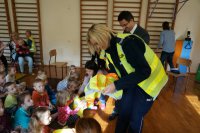 Akcja wręczania odblaskowych kamizelek w Lgocie.