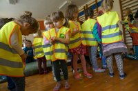 Akcja wręczania odblaskowych kamizelek w Lgocie.