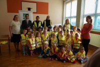 Akcja wręczania odblaskowych kamizelek w Lgocie.