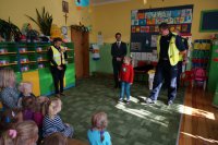 Akcja wręczania odblaskowych kamizelek w Ostrowach nad Okszą.