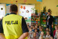 Akcja wręczania odblaskowych kamizelek w Ostrowach nad Okszą.