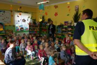 Akcja wręczania odblaskowych kamizelek w Ostrowach nad Okszą.