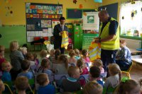 Akcja wręczania odblaskowych kamizelek w Ostrowach nad Okszą.