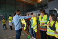 Akcja wręczania odblaskowych kamizelek w Pankach.