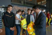 Akcja wręczania odblaskowych kamizelek w Pankach.