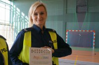 Akcja wręczania odblaskowych kamizelek w Pankach.