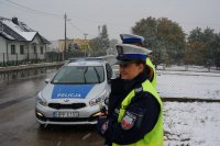 Policjanci z kłobuckiej drogówki podczas kontroli na drodze.