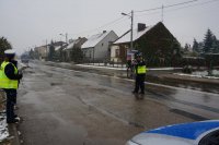 Policjanci z kłobuckiej drogówki podczas kontroli na drodze.