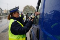 Policjanci z kłobuckiej drogówki podczas kontroli na drodze.
