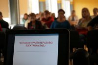 Zebrani goście słuchają prelekcji policjanta z referatu dw. z PG.
