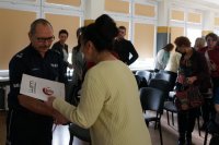Przedstawicielka biblioteki składa podziękowanie naczelnikowi Tobolskiemu.