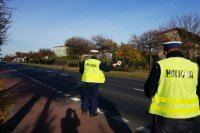 Policjanci zatrzymują pojazd do kontroli.