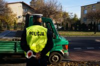 Policjanci kontrolują pojazd.