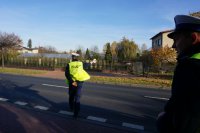 Policjanci zatrzymują pojazd do kontroli.