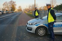 Policjanci obserwują drogę.