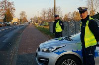 Policjanci obserwują drogę.