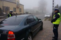 Policjanci kontrolują samochód.