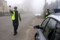 Policjantka zatrzymuje samochód do kontroli.