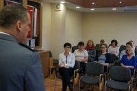 Komendant przemawia do pracowników cywilnych.