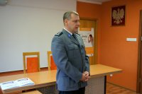 Komendant przemawia do pracowników cywilnych.