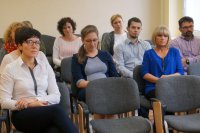 Komendant przemawia do pracowników cywilnych.