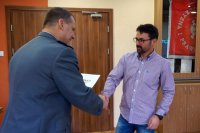 Komendant wręcza nagrodę.