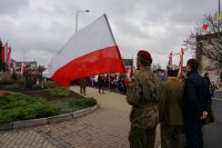 Uczestnicy uroczystości przy pomniku Sebyły.