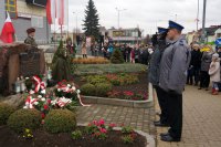 Komendant składa wieniec przy pomniku Sebyły.