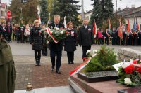 Burmistrz składa wiązankę pod pomnikiem Matki Polki.