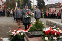 Komendant KPP Kłobuck składa wiązankę pod pomnikiem Matki Polki.