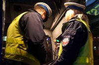Policjanci sprawdzają stan trzeźwości kierującego autobusem.