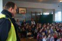 Policjant wygłasza pogadankę.