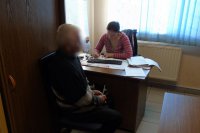 Policjantka przesłuchuje podejrzanego.