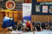 Uczestnicy malują farbami.