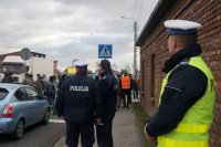 Komendant i naczelnik WRD obserwują manifestację.