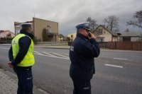 Policjanci z drogówki obserwują natężenie ruchu.