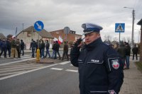 Policjanci z drogówki obserwują natężenie ruchu.