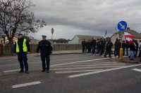 Policjanci z drogówki obserwują natężenie ruchu.