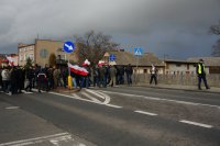 Manifestujący na przejściu dla pieszych.