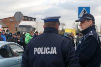 Komendant i Naczelnik WRD obserwują manifestację.