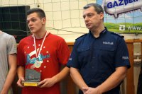 Dominik Lisek ze statuetką obok Komendanta Powiatowego Policji w Kłobucku.