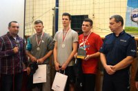 Zwycięzcy 3 pierwszych miejsc w kat. open obok Komendanta Powiatowego Policji w Kłobucku.