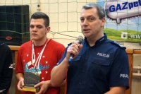 Dominik Lisek ze statuetką obok Komendanta Powiatowego Policji w Kłobucku.