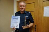 Asp. szt. Dariusz Idasz ze statuetką i dyplomem.
