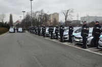 Policjanci przy nowych radiowozach.