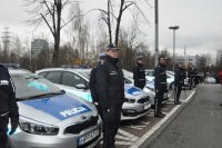 Policjanci przy nowych radiowozach.