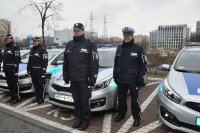 Policjanci przy nowych radiowozach.