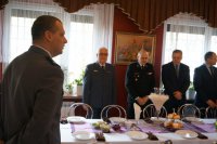 Spotkanie opłatkowe. Komendant przemawia do zebranych gości.