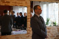 Spotkanie opłatkowe. Komendant przemawia do zebranych gości.