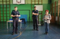 Dyrektor szkoły przedstawia policjantów.